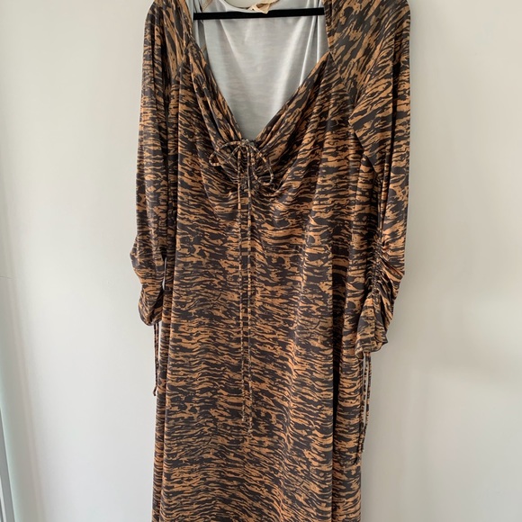 Halter dress with cutout details in orange and black 🐅 - Picture 2 of 3